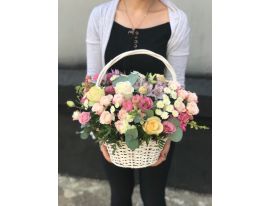 Цветы в корзинах