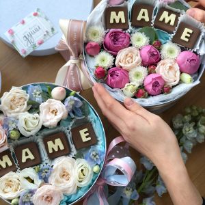 Коробка с цветами и Шоколадом «Маме»