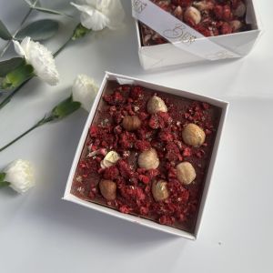 Мини-плитка из молочного шоколада с сублимированной малиной и фундуком