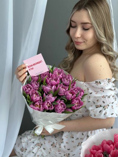Букет фиолетовых пионовидных тюльпанов 