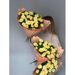 Букет лимонных  кустовых роз