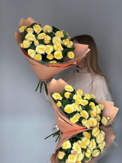 Букет лимонных  кустовых роз